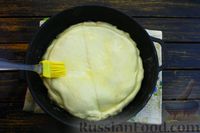 Фото приготовления рецепта: Слоёный тарт-перевёртыш с карамелизованным красным луком - шаг №13