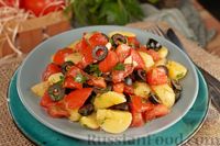Фото к рецепту: Салат с молодой картошкой, помидорами и маслинами