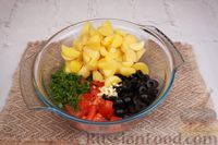 Фото приготовления рецепта: Салат с молодой картошкой, помидорами и маслинами - шаг №9