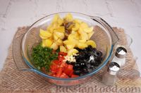 Фото приготовления рецепта: Салат с молодой картошкой, помидорами и маслинами - шаг №10