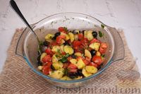 Фото приготовления рецепта: Салат с молодой картошкой, помидорами и маслинами - шаг №11