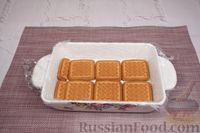 Фото приготовления рецепта: Творожно-сметанный торт с клубникой и печеньем (без выпечки) - шаг №6