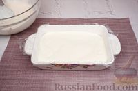 Фото приготовления рецепта: Творожно-сметанный торт с клубникой и печеньем (без выпечки) - шаг №7