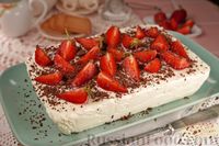 Фото приготовления рецепта: Творожно-сметанный торт с клубникой и печеньем (без выпечки) - шаг №13
