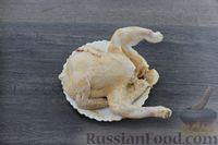 Фото приготовления рецепта: Курица, фаршированная молодым картофелем (в духовке) - шаг №7