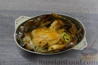 Фото приготовления рецепта: Курица, фаршированная молодым картофелем (в духовке) - шаг №10