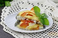Фото приготовления рецепта: Стейк зубатки с сыром и помидорами, в духовке - шаг №11