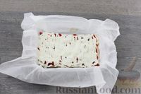 Фото приготовления рецепта: Торт из вафель, с клубникой, сметаной и орехами - шаг №8