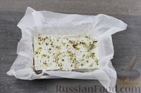 Фото приготовления рецепта: Торт из вафель, с клубникой, сметаной и орехами - шаг №11