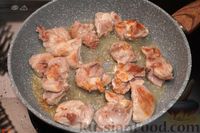 Фото приготовления рецепта: Курица, тушенная с консервированными ананасами - шаг №4