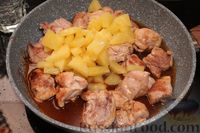 Фото приготовления рецепта: Курица, тушенная с консервированными ананасами - шаг №6