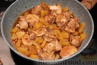 Фото приготовления рецепта: Курица, тушенная с консервированными ананасами - шаг №7