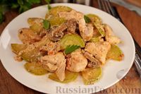 Фото к рецепту: Курица, тушенная с кабачками и грибами в сливочном соусе