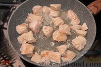 Фото приготовления рецепта: Курица, тушенная с кабачками и грибами в сливочном соусе - шаг №3