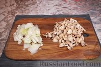 Фото приготовления рецепта: Курица, тушенная с кабачками и грибами в сливочном соусе - шаг №4