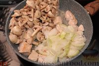 Фото приготовления рецепта: Курица, тушенная с кабачками и грибами в сливочном соусе - шаг №5