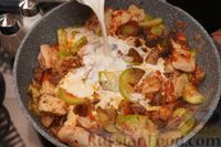 Фото приготовления рецепта: Курица, тушенная с кабачками и грибами в сливочном соусе - шаг №11