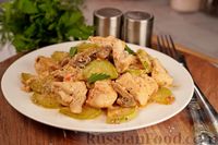 Фото приготовления рецепта: Курица, тушенная с кабачками и грибами в сливочном соусе - шаг №13