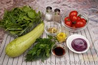 Фото приготовления рецепта: Салат с жареными кабачками, помидорами и семечками - шаг №1