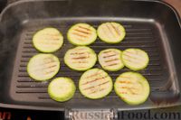 Фото приготовления рецепта: Салат с жареными кабачками, помидорами и семечками - шаг №4