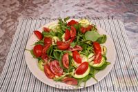 Фото приготовления рецепта: Салат с жареными кабачками, помидорами и семечками - шаг №9