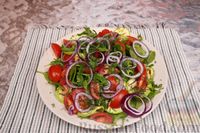 Фото приготовления рецепта: Салат с жареными кабачками, помидорами и семечками - шаг №10