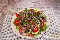 Фото приготовления рецепта: Салат с жареными кабачками, помидорами и семечками - шаг №11