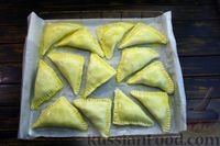 Фото приготовления рецепта: Слоёные пирожки с говяжьей печенью и беконом (в духовке) - шаг №22