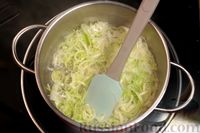 Фото приготовления рецепта: Суп из молодого картофеля с луком-пореем и укропом - шаг №4