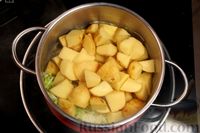 Фото приготовления рецепта: Суп из молодого картофеля с луком-пореем и укропом - шаг №5