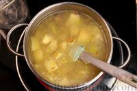 Фото приготовления рецепта: Суп из молодого картофеля с луком-пореем и укропом - шаг №6