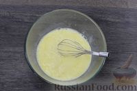 Фото приготовления рецепта: Омлет с клубникой и творожным сыром - шаг №5