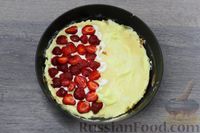 Фото приготовления рецепта: Омлет с клубникой и творожным сыром - шаг №10