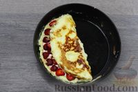 Фото приготовления рецепта: Омлет с клубникой и творожным сыром - шаг №11
