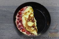 Фото приготовления рецепта: Омлет с клубникой и творожным сыром - шаг №12