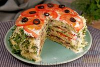 Фото к рецепту: Кабачковый торт с грибами, помидорами, сыром и маслинами
