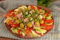 Фото к рецепту: Салат с тунцом, кабачками, помидорами и оливками