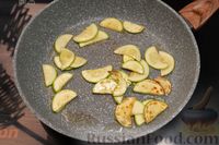 Фото приготовления рецепта: Салат с тунцом, кабачками, помидорами и оливками - шаг №4