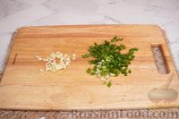 Фото приготовления рецепта: Салат с тунцом, кабачками, помидорами и оливками - шаг №6
