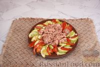 Фото приготовления рецепта: Салат с тунцом, кабачками, помидорами и оливками - шаг №10