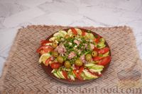 Фото приготовления рецепта: Салат с тунцом, кабачками, помидорами и оливками - шаг №12