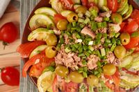 Фото приготовления рецепта: Салат с тунцом, кабачками, помидорами и оливками - шаг №14