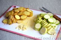 Фото приготовления рецепта: Запеканка из молодого картофеля с кабачком и беконом - шаг №2
