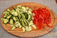 Фото приготовления рецепта: Салат с курицей, овощами и шпинатно-йогуртовой заправкой - шаг №4