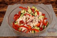Фото приготовления рецепта: Салат с курицей, овощами и шпинатно-йогуртовой заправкой - шаг №13