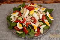 Фото приготовления рецепта: Салат с курицей, овощами и шпинатно-йогуртовой заправкой - шаг №15