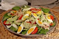 Фото приготовления рецепта: Салат с курицей, овощами и шпинатно-йогуртовой заправкой - шаг №17