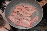 Фото приготовления рецепта: Салат с помидорами, беконом и моцареллой - шаг №2