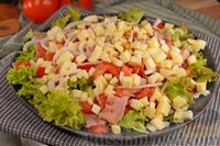 Фото приготовления рецепта: Салат с помидорами, беконом и моцареллой - шаг №14