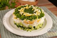 Фото к рецепту: Слоёный салат с огурцами, сыром и яйцами